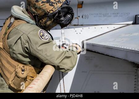 POHAKULOA TRAINING AREA, California (18. Juli 2018) der US-Marine ein Kraftstoff Schlauch zu einem Bell AH-1W Super Cobra Helikopter beimisst, während ein Probelauf für ein Expeditionary Mobile Kraftstoff Additization Fähigkeit System als Teil der Felge des Pazifiks (Rimpac) Übung an Pohakuloa Training Area, California, 18. Juli 2018. RIMPAC bietet hochwertige Ausbildung für Task-organisiert, leistungsfähigen Marine Air-Ground Task Force und erhöht die kritische Reaktion auf Krisen Fähigkeit der US-Marines im Pazifik. 25 Nationen, 46 Schiffe, 5 U-Boote, über 200 Flugzeuge und 25.000 Angestellte beteiligen sich an R Stockfoto