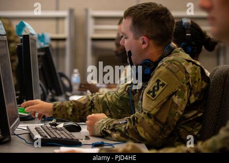 Armee finden Soldaten aus dem 3. Transport Bataillon (Auslandseinsätze) simulieren Trainingsszenarien für Wasserfahrzeuge Einheiten im Feld während großer Logistics-Over-Ufer West Juli 17, 2018. Grosse lose West zeigt die Flexibilität und Leistungsfähigkeit Armee-reserve watercraft Einheiten haben in der Erfüllung Truppen, Fahrzeuge und Material durch strenge Häfen, Schiff-zu-Schiff und über Strände. Stockfoto