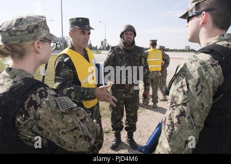 Rumänien (18 Juli 2018) Naval support Facility Deveselu Matrosen in Zusammenarbeit mit dem Rumänischen 99th Military Base service Mitglieder durch SHIELDEX 18 auf Basis. SHIELDEX 18 ist die erste Force Protection / Notbetrieb durchgeführten Studie über die Rumänischen 99th Military Base und NSF Deveselu, dass die Aktiva von Commander, Marine Installationen Befehl innerhalb von Europa, Afrika und Südwestasien und Rumänische militärische Einheiten im gesamten südlichen Rumänien umfasste. Stockfoto