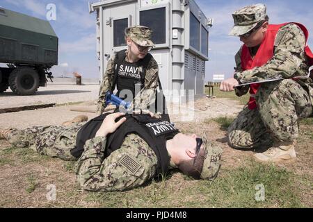 Rumänien (18 Juli 2018) Naval support Facility Deveselu Matrosen in Zusammenarbeit mit dem Rumänischen 99th Military Base service Mitglieder durch SHIELDEX 18 auf Basis. SHIELDEX 18 ist die erste Force Protection / Notbetrieb durchgeführten Studie über die Rumänischen 99th Military Base und NSF Deveselu, dass die Aktiva von Commander, Marine Installationen Befehl innerhalb von Europa, Afrika und Südwestasien und Rumänische militärische Einheiten im gesamten südlichen Rumänien umfasste. Stockfoto