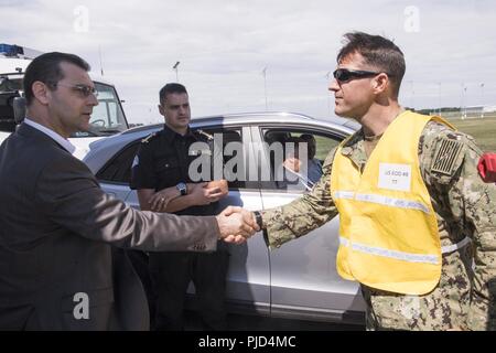 Rumänien (18 Juli 2018) Naval support Facility Deveselu Matrosen in Zusammenarbeit mit dem Rumänischen 99th Military Base service Mitglieder durch SHIELDEX 18 auf Basis. SHIELDEX 18 ist die erste Force Protection / Notbetrieb durchgeführten Studie über die Rumänischen 99th Military Base und NSF Deveselu, dass die Aktiva von Commander, Marine Installationen Befehl innerhalb von Europa, Afrika und Südwestasien und Rumänische militärische Einheiten im gesamten südlichen Rumänien umfasste. Stockfoto