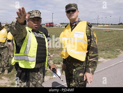 Rumänien (18 Juli 2018) Naval support Facility Deveselu Matrosen in Zusammenarbeit mit dem Rumänischen 99th Military Base service Mitglieder durch SHIELDEX 18 auf Basis. SHIELDEX 18 ist die erste Force Protection / Notbetrieb durchgeführten Studie über die Rumänischen 99th Military Base und NSF Deveselu, dass die Aktiva von Commander, Marine Installationen Befehl innerhalb von Europa, Afrika und Südwestasien und Rumänische militärische Einheiten im gesamten südlichen Rumänien umfasste. Stockfoto