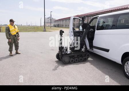 Rumänien (18 Juli 2018) Naval support Facility Deveselu Matrosen in Zusammenarbeit mit dem Rumänischen 99th Military Base service Mitglieder durch SHIELDEX 18 auf Basis. SHIELDEX 18 ist die erste Force Protection / Notbetrieb durchgeführten Studie über die Rumänischen 99th Military Base und NSF Deveselu, dass die Aktiva von Commander, Marine Installationen Befehl innerhalb von Europa, Afrika und Südwestasien und Rumänische militärische Einheiten im gesamten südlichen Rumänien umfasste. Stockfoto