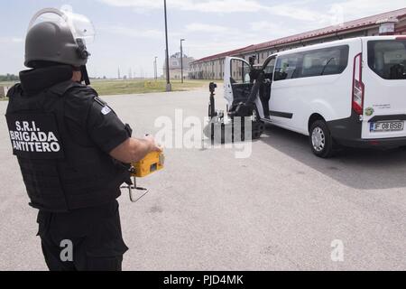 Rumänien (18 Juli 2018) Naval support Facility Deveselu Matrosen in Zusammenarbeit mit dem Rumänischen 99th Military Base service Mitglieder durch SHIELDEX 18 auf Basis. SHIELDEX 18 ist die erste Force Protection / Notbetrieb durchgeführten Studie über die Rumänischen 99th Military Base und NSF Deveselu, dass die Aktiva von Commander, Marine Installationen Befehl innerhalb von Europa, Afrika und Südwestasien und Rumänische militärische Einheiten im gesamten südlichen Rumänien umfasste. Stockfoto
