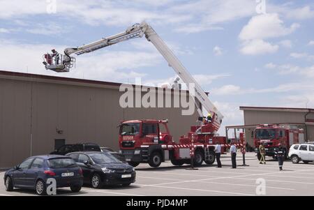 Rumänien (18 Juli 2018) Naval support Facility Deveselu Matrosen in Zusammenarbeit mit dem Rumänischen 99th Military Base service Mitglieder durch SHIELDEX 18 auf Basis. SHIELDEX 18 ist die erste Force Protection / Notbetrieb durchgeführten Studie über die Rumänischen 99th Military Base und NSF Deveselu, dass die Aktiva von Commander, Marine Installationen Befehl innerhalb von Europa, Afrika und Südwestasien und Rumänische militärische Einheiten im gesamten südlichen Rumänien umfasste. Stockfoto