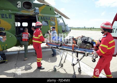 Rumänien (18 Juli 2018) Naval support Facility Deveselu Matrosen in Zusammenarbeit mit dem Rumänischen 99th Military Base service Mitglieder durch SHIELDEX 18 auf Basis. SHIELDEX 18 ist die erste Force Protection / Notbetrieb durchgeführten Studie über die Rumänischen 99th Military Base und NSF Deveselu, dass die Aktiva von Commander, Marine Installationen Befehl innerhalb von Europa, Afrika und Südwestasien und Rumänische militärische Einheiten im gesamten südlichen Rumänien umfasste. Stockfoto
