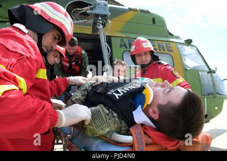 Rumänien (18 Juli 2018) Naval support Facility Deveselu Matrosen in Zusammenarbeit mit dem Rumänischen 99th Military Base service Mitglieder durch SHIELDEX 18 auf Basis. SHIELDEX 18 ist die erste Force Protection / Notbetrieb durchgeführten Studie über die Rumänischen 99th Military Base und NSF Deveselu, dass die Aktiva von Commander, Marine Installationen Befehl innerhalb von Europa, Afrika und Südwestasien und Rumänische militärische Einheiten im gesamten südlichen Rumänien umfasste. Stockfoto