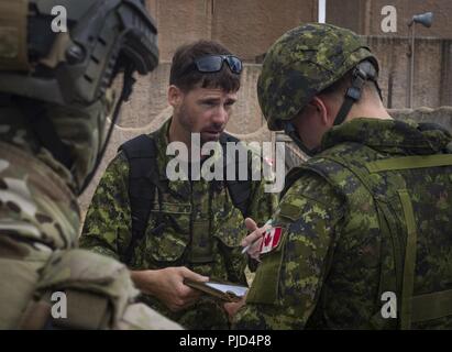 MARINE CORPS TRAINING BEREICH FALTENBÄLGE, Hawaii (18 Juli 2018) Royal Canadian Navy Petty Officer 1st Class Steve Griffin gibt ein Szenario kurz während der gemeinsamen Beseitigung von Explosivstoffen Training während der Rand des Pazifik (Rimpac) Übung. 25 Nationen, 46 Schiffe, 5 U-Boote, über 200 Flugzeuge, und 25.000 Mitarbeiter beteiligen sich an Rimpac vom 27. Juni bis 2. August in und um die hawaiischen Inseln und Südkalifornien. Die weltweit größte internationale maritime Übung RIMPAC bietet eine einzigartige Ausbildung während der Förderung und Erhaltung der kooperativen Beziehungen zwischen den Par Stockfoto