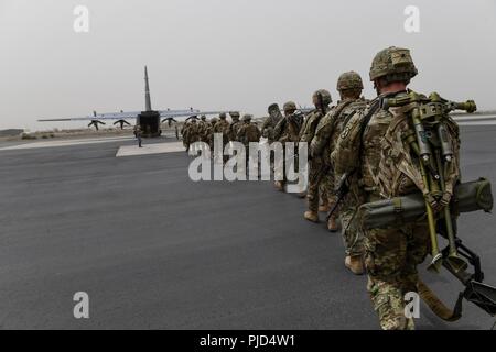 Us-Armee Infanteristen mit der 10 Mountain Division auf die East African Response Force Datei auf dem Flug zugeordnete Leitung einer C-130, um bei einem Notfall Bereitstellungsbereitschaft Übung auf Lager Lemonnier, Dschibuti, Juli 1, 2018. Der Zweck der Evff ist zu schnell anpassbaren Pakete von Kräften bieten die amerikanischen Interessen auf dem afrikanischen Kontinent zu schützen, sollten alle Bedrohungen ankommen. Stockfoto