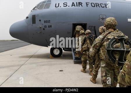 Us-Armee Infanteristen mit der 10 Mountain Division auf die East African Response Force Board der C-130 bei einem Notfall Bereitstellungsbereitschaft Übung auf Lager Lemonnier, Dschibuti, Juli 1, 2018 zugeordnet. Der Zweck der Evff ist zu schnell anpassbaren Pakete von Kräften bieten die amerikanischen Interessen auf dem afrikanischen Kontinent zu schützen, sollten alle Bedrohungen ankommen. Stockfoto