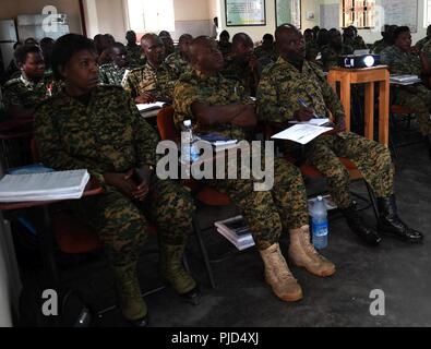 Ugandan People's Defence Force Soldaten hören Sie aufmerksam während einer Ausbildung in Uganda, Afrika, 11. Juli 2018. Die Ausbildung ist so konzipiert, dass die Fähigkeit der UPDF und Kapazität seiner anhaltenden Friedenstruppe der Afrikanischen Union und die Mission der Afrikanischen Union in Somalia Mandate zu unterstützen, zu verbessern. Stockfoto