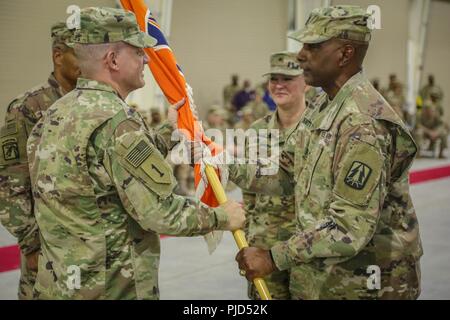 Brig. General John H. Phillips erhält die Einheit Flagge von Command Sgt. Maj. Theodore H. Dewitt vor der Verzicht auf das Kommando über die 335.- Signal (Theater) (Vorläufige) nach Brig. Gen. Nikki L. Griffin Olive im Camp Arifjan, Kuwait, Juli 19. Stockfoto