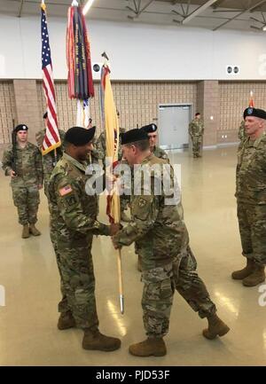 U.S. Army Reserve Generalmajor Mark Palzer, Kommandierender General, 79 Theater Sustainment Command, übergibt die Farben nach Brig. Gen. Vincent Buggs, eingehende Commander, 364 Sustainment Command (Auslandseinsätze), ihn mit dem Vertrauen und der Verantwortung für die 364 ESC, während eine Änderung der Befehl Zeremonie am 1. Juli 2018, am Marysville Streitkräfte finden. Buggs, ein Eingeborener von Bossier City, Louisiana, ist ein 28-Army Veteran und ein Absolvent der Georgia Southern University. Stockfoto