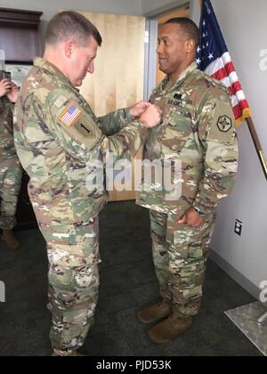 U.S. Army Reserve Generalmajor Mark Palzer, Kommandierender General, 79 TSC, fördert Oberst Vincent E. Buggs, eingehende Kommandant der 364. WSA, im Rahmen einer Feierstunde hat am 1. Juli 2018 allgemein zum brigadier, am Marysville Streitkräfte finden. Stockfoto