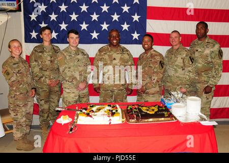 Us-Armee Oberstleutnant Kelvin Swint, Mitte, Kommandant der 2. Battalion, 5th Cavalry Regiment, 1st Armored Brigade Combat Team, 1.Kavallerie Division, steht mit sechs Mitgliedern aus der 2-5 CAV-Team, nach dem Kuchen schneiden Teil 2-5 CAV's uncasing Zeremonie in Mihail Kogalniceanu, Rumänien, 17. Juli 2019 statt. Die uncasing Zeremonie offiziell markiert den Beginn der 2-5 CAV's Mission in Rumänien und setzt die Partnerschaft zwischen den USA und den NATO-Partnern und Verbündeten zu stärken. Stockfoto