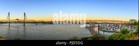 Sonnenuntergang über Portland Oregon City Skyline entlang Willamette River Panorama Stockfoto