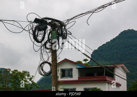 Gefährliche Gewirr von Verschränkten und geringer - aktuelle Kabel an Stockfoto