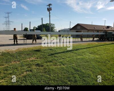 U.S. Army Reserve Soldaten der 317. Ingenieur Unternehmen, Homewood, Illinois, montieren Sie eine automatisierte Gebäude Maschine in den Bau einer 4.000 Quadratmeter Quonset hut in Joliet, in Elwood, Illinois, als Teil einer Truppe unterstützen Projekt unterstützen während ihrer jährlichen Schulung, Juli 19. Stockfoto