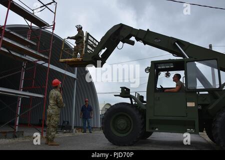 U.S. Army Reserve Soldaten der 317. Ingenieur Unternehmen, Homewood, Illinois, schweißgut Abschnitte zusammen auf einem 4.000 Quadratmeter großen Quonset hut in Joliet, in Elwood, Illinois, als Teil einer Truppe unterstützen Projekt während ihrer jährlichen Schulung, Juli 20. Stockfoto