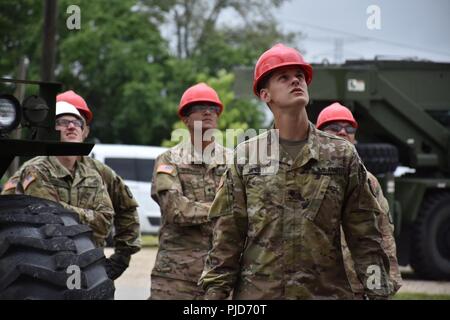 U.S. Army Reserve Soldaten der 317. Ingenieur Unternehmen, Homewood, Illinois, als Sicherheitsbeauftragte bei der Montage einer 4.000 Quadratmeter Quonset hut in Joliet, in Elwood, Illinois, 20. Juli Stockfoto