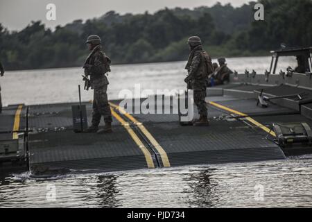 Us-Marines mit Brücke, 7 Techniker, 1. Marine Logistics Group, bereiten Brücke buchten während River Assault 2018 am Fort Chaffee, Arche, 17. Juli 2018 zu verbinden. River Assault ist eine gemeinsame Dienstleistung Übung entwickelt, um die Bereitschaft und die Möglichkeiten der Überbrückung Einheiten zu testen. River Crossing sind eine Art von Verstoß gegen den Betrieb komplexer Hindernisse zu überwinden. Stockfoto