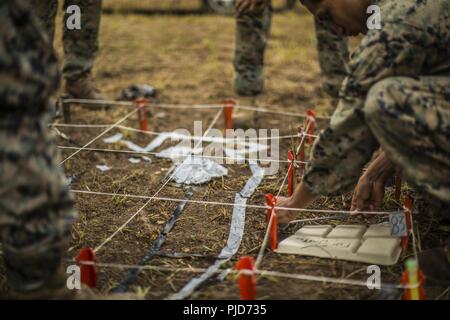 Us-Marines mit Brücke, 7 Techniker, 1. Marine Logistics Group, ein Geländemodell konstruieren, um für einen Konvoi kurze während River Assault 2018 am Fort Chaffee, Arche, 21. Juli 2018 vorbereiten. Der Konvoi kurze zur Verfügung Marines mit den notwendigen Informationen, die benötigt werden, um von ihrer Basis zu ihrer Ausbildung Bereich zu bewegen. Stockfoto