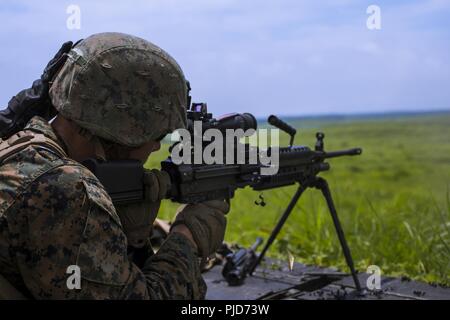 Us-Marine feuert eine M249 Light Machine Gun an kombinierten Waffen Training Center Camp Fuji, Japan, 16. Juli 2018. Marine Wing Support Squadron (MWSS) 171 Mit der M203 Granatwerfer, MK 19 automatische Granatwerfer und M249 Light Machine Gun als Teil der Übung Eagle Zorn 18 ausgebildet. Die Übung findet jährlich statt, um gegen die Bereitschaft der Geschwader zu erhöhen. Stockfoto