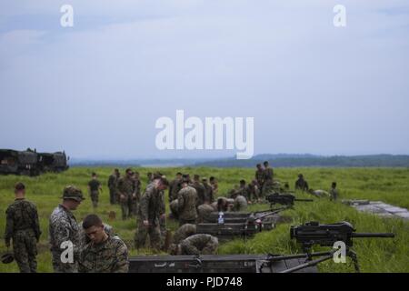 Us-Marines Abholung verbrachte Messing nach dem Feuern M249 leichte Maschinengewehre auf eine Reihe an kombinierten Waffen Training Center Camp Fuji, Japan, 16. Juli 2018. Marine Wing Support Squadron (MWSS) 171 Mit der M203 Granatwerfer, MK 19 automatische Granatwerfer und M249 Light Machine Gun als Teil der Übung Eagle Zorn 18 ausgebildet. Die Übung findet jährlich statt, um gegen die Bereitschaft der Geschwader zu erhöhen. Stockfoto