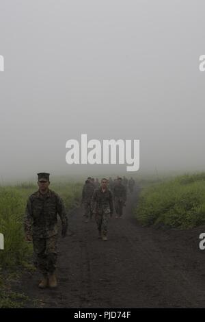 Us-Marines mit Marine Wing Support Squadron (MWSS) 171 zu Fuß aus der Schusslinie nach Durchführung einer Reihe an kombinierten Waffen Training Center Camp Fuji, Japan, 16. Juli 2018. MWSS 171 mit M203 Granatwerfer, MK 19 automatische Granatwerfer und M249 Light Machine Gun ausgebildet als Teil der Übung Eagle Zorn 18. Die Übung findet jährlich statt, um gegen die Bereitschaft der Geschwader zu erhöhen. Stockfoto