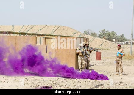 Irakische Soldaten mit 59Th Brigade verhalten Zimmer clearing Übungen während der Offensive urban Operations Training mit Neuseeland Defence Force Trainer im Camp Taji, Irak, 4. Juli 2018. Durch beschleunigte Erfolge gegen ISIS im Jahr 2017 aktiviert, Koalition Unterstützung für unsere Partner entwickelt, wie wir unsere Partner bei der Bereitstellung von Sicherheit, die Stabilisierung unterstützen. Stockfoto