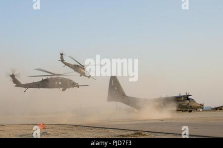 Zwei HH-60G Pave Falken bieten Sicherheit für einen HC-130J Super Hercules zugeordnet. bis 26 Rescue Squadron während der simulierten Überlebenden nach einer Ausbildung Szenario während einer Suche und Rettung Übung im Irak, 15. Juli 2018 geladen werden. Der HC-130J ersetzt HC-130 P/Ns als nur dedizierte Feste-wing Personal recovery Plattform in der Luftwaffe bestand. Seine Mission ist die schnelle Implementierung ausführen zu Combatant Commander Recovery-vorgänge zu strengen Flugplätze gerichtet und verweigert Gebiet für Auslandseinsätze, all weather Personal Recovery Operationen airdrop airland, Hubschrauber Luft-zu-zu gehören Stockfoto