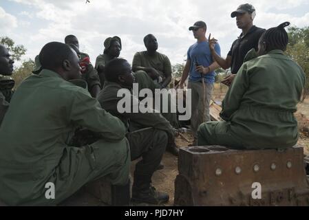 Us-Armee Soldaten des 404Th zivilen Angelegenheiten Bataillon Orientierungshilfe für tansanische Wildlife Management Authority (TAWA) patrol Wildhütern während eines gegen den illegalen Handel in Ngwala, Tansania, 24. Juli 2018. Das Monat-lange Kurs, durch die zivilen Angelegenheiten 404th Battalion, ist so konzipiert, dass TAWA ist anti-wilderei Fähigkeiten zu verbessern. Stockfoto