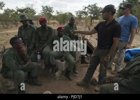 Us-Armee Soldaten des 404Th zivilen Angelegenheiten Bataillon Orientierungshilfe für tansanische Wildlife Management Authority (TAWA) patrol Wildhütern während eines gegen den illegalen Handel in Ngwala, Tansania, 24. Juli 2018. Das Monat-lange Kurs, durch die zivilen Angelegenheiten 404th Battalion, ist so konzipiert, dass TAWA ist anti-wilderei Fähigkeiten zu verbessern. Stockfoto