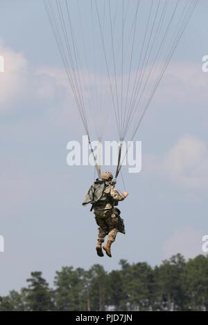 Fallschirmjäger der US-Armee bereitet sich auf Preston Drop Zone, Fort Gordon Ga, 14. Juli 2018 zu landen. Fallschirmjäger Verhalten airborne Operations, um Kenntnisse in der Luft zu halten Stockfoto