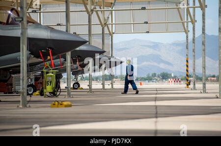 Eine Crew Chief auf der 61 Fighter Squadron zugeordnet Ansätze einer F-35A Lightning II bei Luke Force Base, Ariz., 18. Juli 2018. Der 61 FS fliegen zahlreiche Einsätze als Teil ihrer täglichen Flugbetrieb. Stockfoto