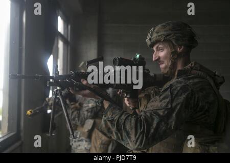 Lance Cpl. Josia Kirby, ein rifleman mit Bataillon Landung Team, 2nd Battalion, 5th Marines, 31 Marine Expeditionary Unit, Firma F, unterdrückt Feuer an Fuji, Japan, 11. Juli 2018. Kirby ist ein Eingeborener von Atlanta, Georgia. Marines mit Firma F vertraut gemacht mit der städtischen Umgebungen mit inneren und äußeren Bewegung Techniken in eine militärische Operationen auf städtischen Gelände der Einrichtung. Die 31. MEU, das Marine Corps' nur kontinuierlich vorwärts - bereitgestellt MEU, bietet eine flexible Kraft bereit, eine breite Palette von militärischen Operationen auszuführen. Stockfoto