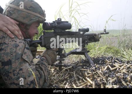 Staff Sgt. Dallas Allen, eine Infanterie Unit Leader mit Bataillon Landung Team, 2nd Battalion, 5th Marines, 31 Marine Expeditionary Unit, Firma F, feuert eine M240B medium Maschinengewehr am Lager Fuji, Japan, 16. Juli 2018. Staff Sgt. Dallas Allen ist ein Eingeborener von Gloucester, Virginia. Marines mit Firma F ausgebildet in Japans Gelände mit Manöver unter Feuer Taktiken zu betreiben. Die 31. MEU, das Marine Corps' nur kontinuierlich vorwärts - bereitgestellt MEU, bietet eine flexible Kraft bereit, eine breite Palette von militärischen Operationen auszuführen. Stockfoto