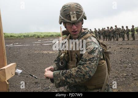 Lance Cpl. Hunter Owens, ein Combat engineer mit Bataillon Landung Team, 2nd Battalion, 5th Marines, 31 Marine Expeditionary Unit, Firma F, bereitet eine explosive Vorrichtung am Lager Fuji, Japan, 17. Juli 2018. Owens ist ein Eingeborener von Fulton, Mississippi. Marines mit Firma F trainiert explosive gegen Techniken, die in den Japan Terrain zu verwenden. Die 31. MEU, das Marine Corps' nur kontinuierlich vorwärts - bereitgestellt MEU, bietet eine flexible Kraft bereit, eine breite Palette von militärischen Operationen auszuführen. Stockfoto