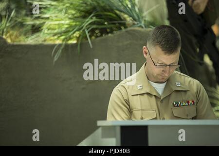 Us Marine Corps Master Sgt. Fernando Torres, Division Chief, Luftfahrt und Logistik (ASLD), von Oberst Russell A. Blauw stellvertretender Zweig Kopf zurückgezogen, ASLD, an dem Nationalen Museum der Marine Corps, Dreieck, Va, 20. Juli 2018. Torres serviert eine achtbare 22 Jahre im Militär. Stockfoto