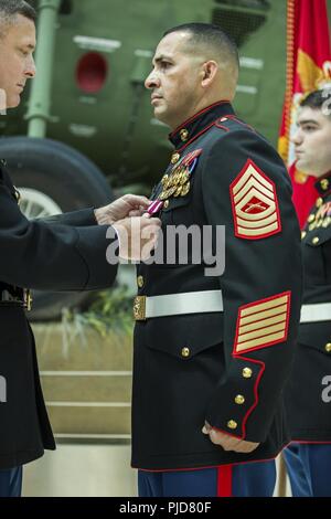 Us Marine Corps Colonel Russell A. Blauw, stellvertretender Leiter Niederlassung, Aviation Support und Logistik Branche, Geschenke Auszeichnungen und Zertifikate zu Master Sgt. Fernando Torres, Division Chief, Luftfahrt und Logistik, bei seinem Eintritt in den Ruhestand Feierstunde im Nationalen Museum der Marine Corps, Dreieck, Va, 20. Juli 2018. Torres serviert eine achtbare 22 Jahre im Militär. Stockfoto