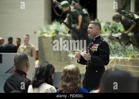 Us Marine Corps Colonel Russell A. Blauw, stellvertretender Leiter Niederlassung, Aviation Support und Logistik Branche, spricht an der Ruhestand Zeremonie der Master Sgt. Fernando Torres, Division Chief, Luftfahrt und Logistik, am Nationalen Museum des Dreiecks, Va, 20. Juli 2018. Torres serviert eine achtbare 22 Jahre im Militär. Stockfoto