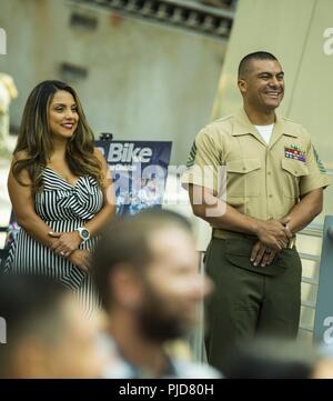 Us Marine Corps Master Sgt. Fernando Torres, Division Chief, Luftfahrt und Logistik (ASLD), von Oberst Russell A. Blauw stellvertretender Zweig Kopf zurückgezogen, ASLD, an dem Nationalen Museum der Marine Corps, Dreieck, Va, 20. Juli 2018. Torres serviert eine achtbare 22 Jahre im Militär. Stockfoto