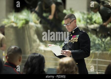 Us Marine Corps Colonel Russell A. Blauw stellvertretender Zweig Kopf, Aviation Support und Logistik Branche, spricht an der Ruhestand Zeremonie der Master Sgt. Fernando Torres, Division Chief, Luftfahrt und Logistik, dem nationalen Museum der Marine Corps, Dreieck, Va, 20. Juli 2018. Torres serviert eine achtbare 22 Jahre im Militär. Stockfoto