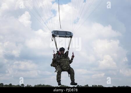 Eine Pararescueman (PJ) von der 38th Rescue Squadron (RQS), driftet in Richtung Boden, 24. Juli 2018, in Valdosta, GA PJs statisch-Linie springt Ihre springen Kompetenz Qualifikationen zu erhalten. Die Mission der 38 RQS zu bekämpfen bereit rescue Offiziere und pararescuemen beschäftigen Einheiten weltweit zu unterstützen. Stockfoto