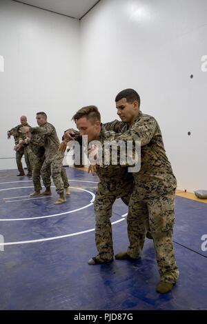 Us-Marines mit speziellen Zweck Marine Air-Ground Task Force-Crisis Response-Africa in einem Marine Corps Martial Arts Instructor Kurs in Morón, Spanien, 17. Juli 2018 teilnehmen. SPMAGTF-CR-AF eingesetzt Krise - Reaktion und Theater - Security Operations in Europa und Afrika zu leiten. Stockfoto