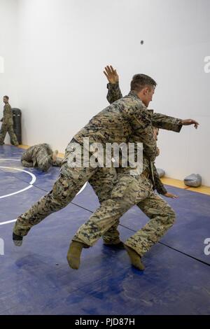 Us-Marines mit speziellen Zweck Marine Air-Ground Task Force-Crisis Response-Africa in einem Marine Corps Martial Arts Instructor Kurs in Morón, Spanien, 17. Juli 2018 teilnehmen. SPMAGTF-CR-AF eingesetzt Krise - Reaktion und Theater - Security Operations in Europa und Afrika zu leiten. Stockfoto