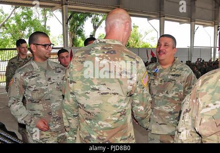 Die 101 Truppe den Befehl, 130 Engineer Battalion feierte eine Änderung des Befehls Zeremonie und einer Preisverleihung im Camp Santiago, Salinas, Puerto Rico, Juli 21. Während der Befehl Zeremonie, Oberstleutnant Kevin S. Crawford seine Position als der 130 Bataillonskommandeur zu großen Edil Velázquez, wurde der stellvertretende Bataillonskommandeur als Ergebnis dieser Teil der Veranstaltung abgegeben. Beide Zeremonien fand im Theater sind Einrichtungen, in denen alle rot 130 guidons hoch während der Veranstaltung stand. Die Preisverleihung wurde der Citizen-Soldiers aus dem Bataillon, die als p arbeitete gewidmet Stockfoto