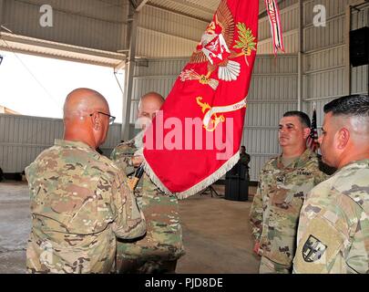 Die 101 Truppe den Befehl, 130 Engineer Battalion feierte eine Änderung des Befehls Zeremonie und einer Preisverleihung im Camp Santiago, Salinas, Puerto Rico, Juli 21. Während der Befehl Zeremonie, Oberstleutnant Kevin S. Crawford seine Position als der 130 Bataillonskommandeur zu großen Edil Velázquez, wurde der stellvertretende Bataillonskommandeur als Ergebnis dieser Teil der Veranstaltung abgegeben. Beide Zeremonien fand im Theater sind Einrichtungen, in denen alle rot 130 guidons hoch während der Veranstaltung stand. Die Preisverleihung wurde der Citizen-Soldiers aus dem Bataillon, die als p arbeitete gewidmet Stockfoto