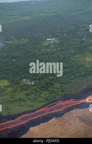 Luftaufnahme des Flusses des Lava fliesst durch landwirtschaftliche Grundstücke in Kapoho, Puna, Hawaii, von East rift zone der Kilauea Vulkan in der Nähe von Pahoa Stockfoto