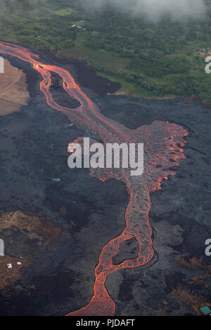 Luftaufnahme des Flusses des Lava fliesst durch landwirtschaftliche Grundstücke in Kapoho, Puna, Hawaii, von East rift zone der Kilauea Vulkan in der Nähe von Pahoa Stockfoto